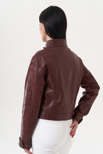 Миниатюра фотографии Куртка бордового цвета из натуральной кожи