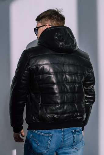 Миниатюра фотографии Куртка бомбер черного цвета с капюшоном 