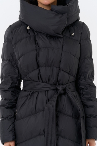 Миниатюра фотографии Женский длинный пуховик черного цвета с капюшоном