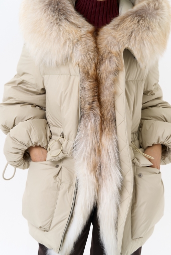 Миниатюра фотографии Женский пуховик с капюшоном из меха лисы