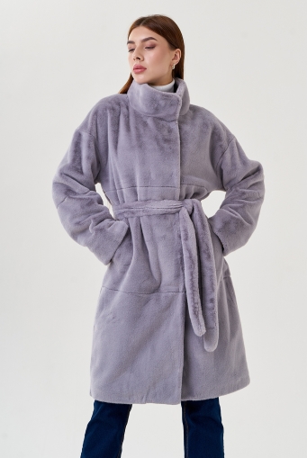 Миниатюра фотографии Женское пальто из искусственного меха 