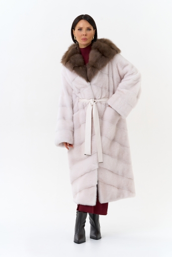 Миниатюра фотографии Белая шуба из меха норки с капюшоном из меха куницы