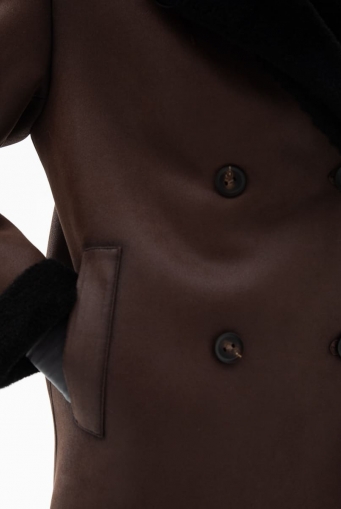 Миниатюра фотографии Женская двухсторонняя дубленка из эко кожи с английским воротником