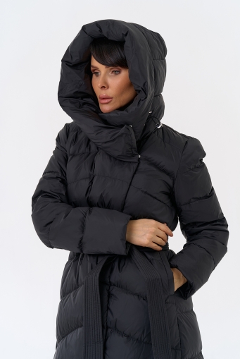 Миниатюра фотографии Женский длинный пуховик черного цвета с капюшоном