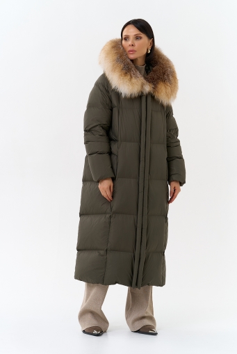 Миниатюра фотографии Женский длинный пуховик с отделкой из меха лисы