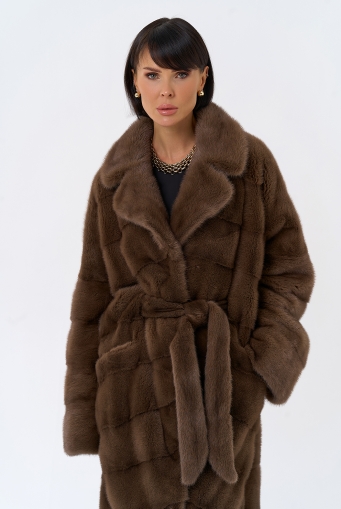 Миниатюра фотографии Длинная шуба с английским воротником