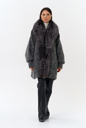 Миниатюра фотографии Женский удлиненный пуховик с отделкой из меха чернобурки