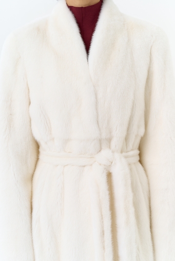Миниатюра фотографии Белая шуба из меха норки с поясом