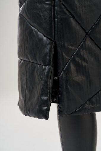 Миниатюра фотографии Черный длинный пуховик из эко кожи