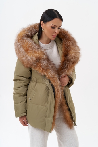 Превью изображения Пуховик с капюшоном из меха лисы Миниатюра фотографии Пуховик с капюшоном из меха лисы