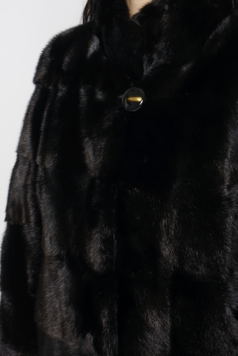 Миниатюра фотографии Норковая шуба с воротником стойка черного цвета 