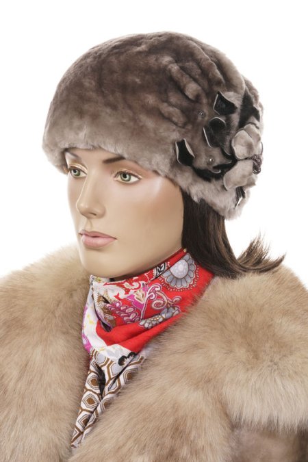Купить Шапка женская из мутона в каталоге