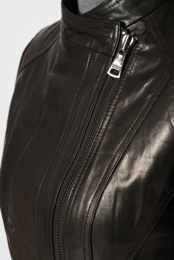 Миниатюра фотографии Куртка кожаная черного цвета
