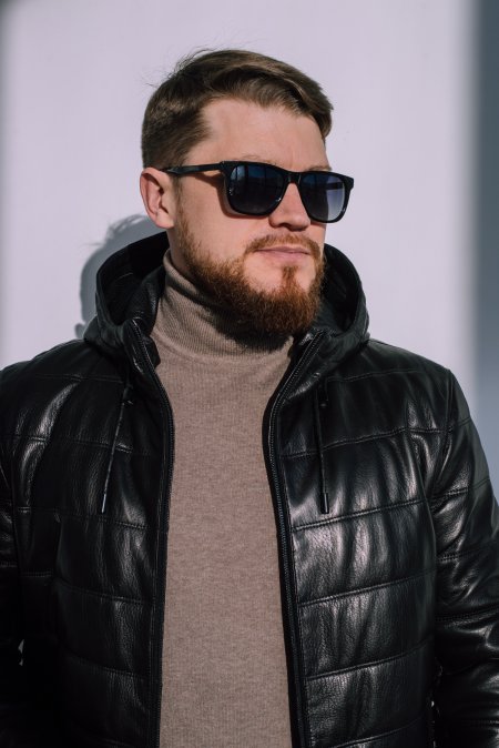 Купить Куртка бомбер черного цвета с капюшоном  в каталоге