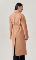 Миниатюра фотографии Светлое женское пальто 