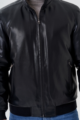 Миниатюра фотографии Куртка бомбер черного цвета из эко кожи