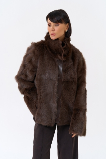 Миниатюра фотографии Женская короткая дубленка с воротником стойкой