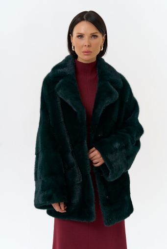 Миниатюра фотографии Шуба из меха норки с английским воротником в зеленом цвете