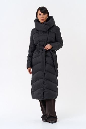 Миниатюра фотографии Женский длинный пуховик черного цвета с капюшоном