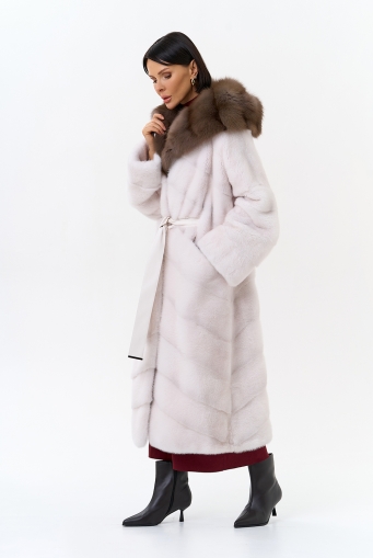 Миниатюра фотографии Белая шуба из меха норки с капюшоном из меха куницы