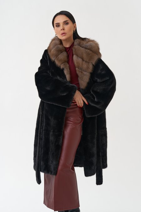 Купить Норковая шуба с капюшоном из меха куницы в каталоге
