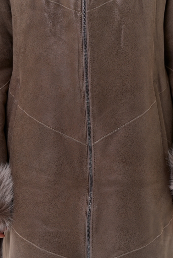 Миниатюра фотографии Женская натуральная дубленка с капюшоном