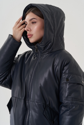 Миниатюра фотографии Женский пуховик синего цвета из эко кожи