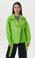 Миниатюра фотографии Куртка из эко кожи зеленого цвета