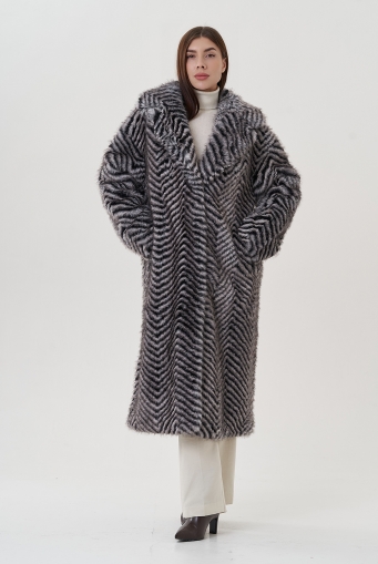 Миниатюра фотографии Длинное женское пальто из эко меха