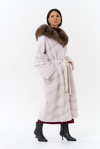 Миниатюра фотографии Белая шуба из меха норки с капюшоном из меха куницы