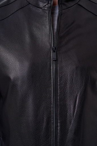 Миниатюра фотографии Мужская кожаная куртка черного цвета 