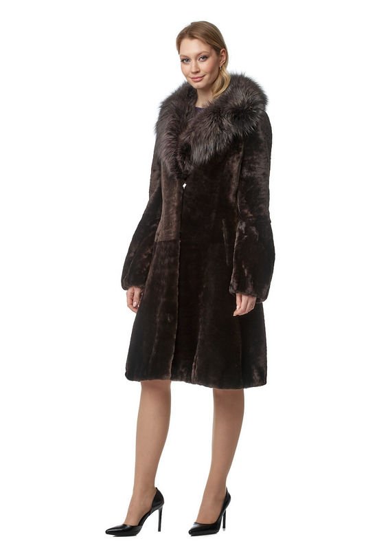 Миниатюра фотографии Шуба из мутона с воротником, отделка песец