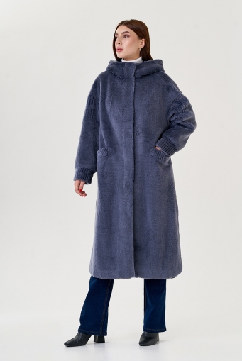 Миниатюра фотографии Женское пальто из искуссвенного меха с капюшоном 