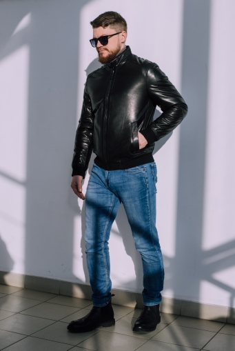 Миниатюра фотографии Куртка мужская черного цвета из натуральной кожи