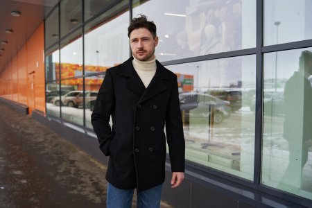 Купить Мужское пальто черного цвета  в каталоге