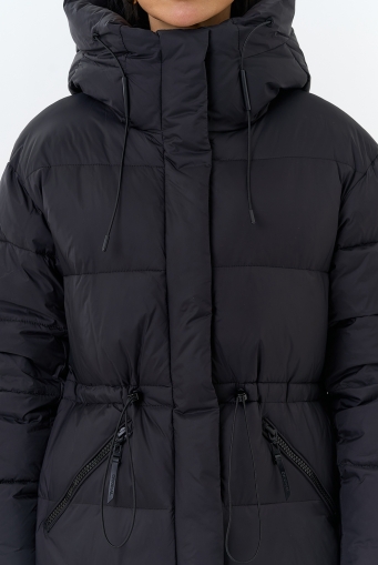 Миниатюра фотографии Женский пуховик черного цвета с капюшоном