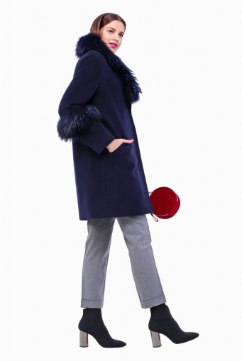 Миниатюра фотографии Женское пальто из текстиля с воротником, отделка енот