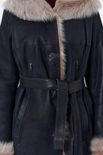 Миниатюра фотографии Женская натуральная дубленка с капюшоном