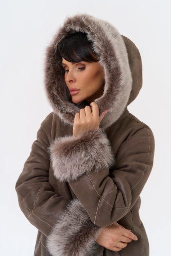 Миниатюра фотографии Женская натуральная дубленка с капюшоном
