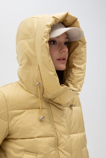 Миниатюра фотографии Женская куртка с капюшоном 