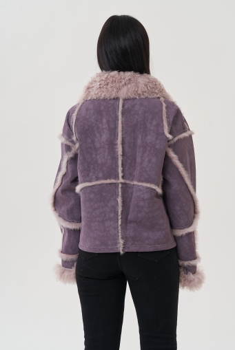 Миниатюра фотографии Женская куртка фиолетового цвета с меховой отделкой