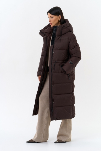 Миниатюра фотографии Женский пуховик коричневого цвета с капюшоном