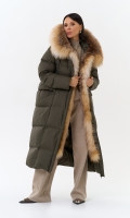 Миниатюра фотографии Женский длинный пуховик с отделкой из меха лисы