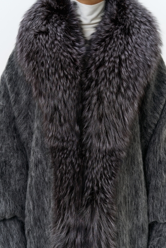 Миниатюра фотографии Женский удлиненный пуховик с отделкой из меха чернобурки