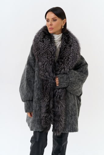 Миниатюра фотографии Женский удлиненный пуховик с отделкой из меха чернобурки