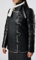 Миниатюра фотографии Куртка женская из натуральной кожи черного цвета