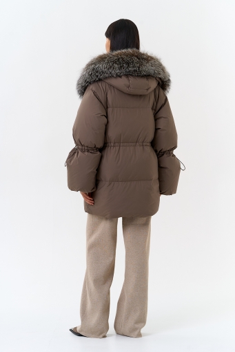 Миниатюра фотографии Женский пуховик с капюшоном из меха чернобурки