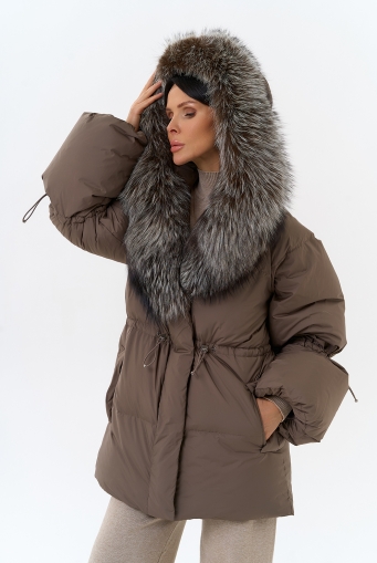 Миниатюра фотографии Женский пуховик с капюшоном из меха чернобурки