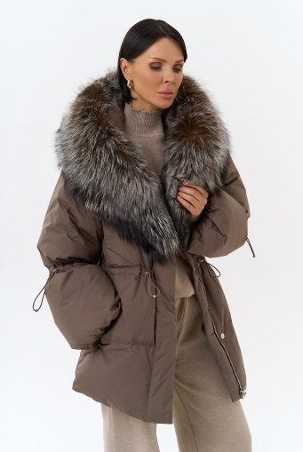 Миниатюра фотографии Женский пуховик с капюшоном из меха чернобурки