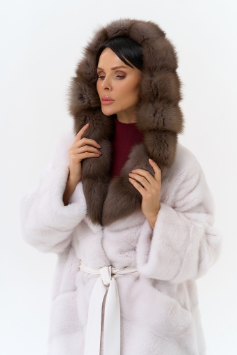 Миниатюра фотографии Белая шуба из меха норки с капюшоном из меха куницы